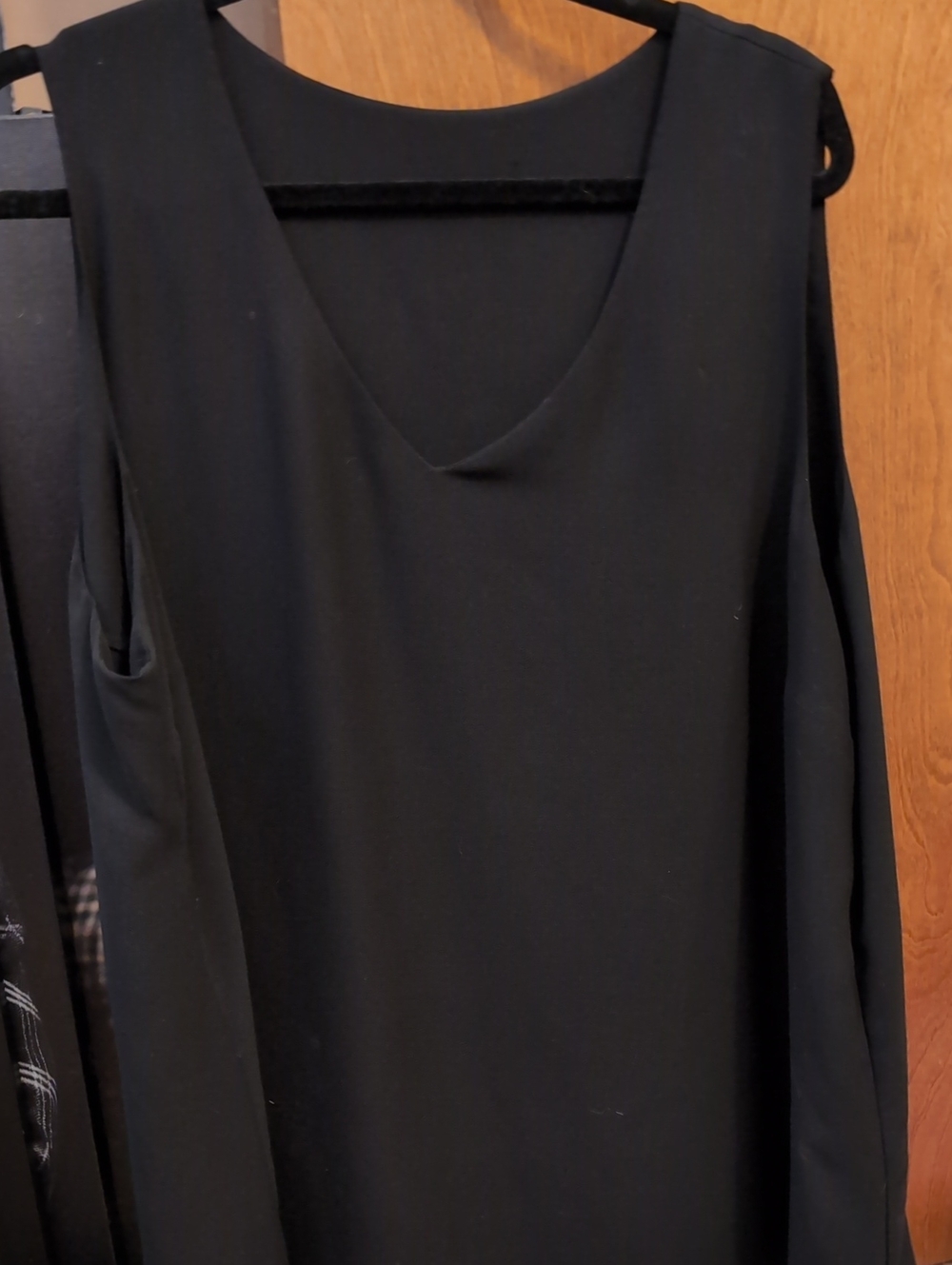 Classic Silky Black Womens V-Neck Sleeveless Top 2x
